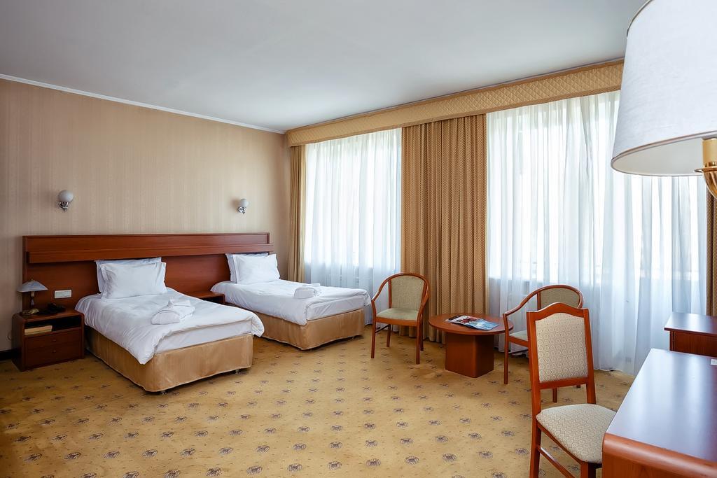 City Hotel Tien Shan Köktöbe Kültér fotó