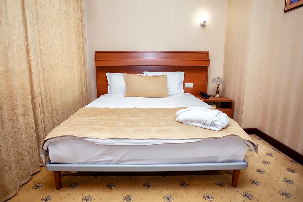 City Hotel Tien Shan Köktöbe Kültér fotó