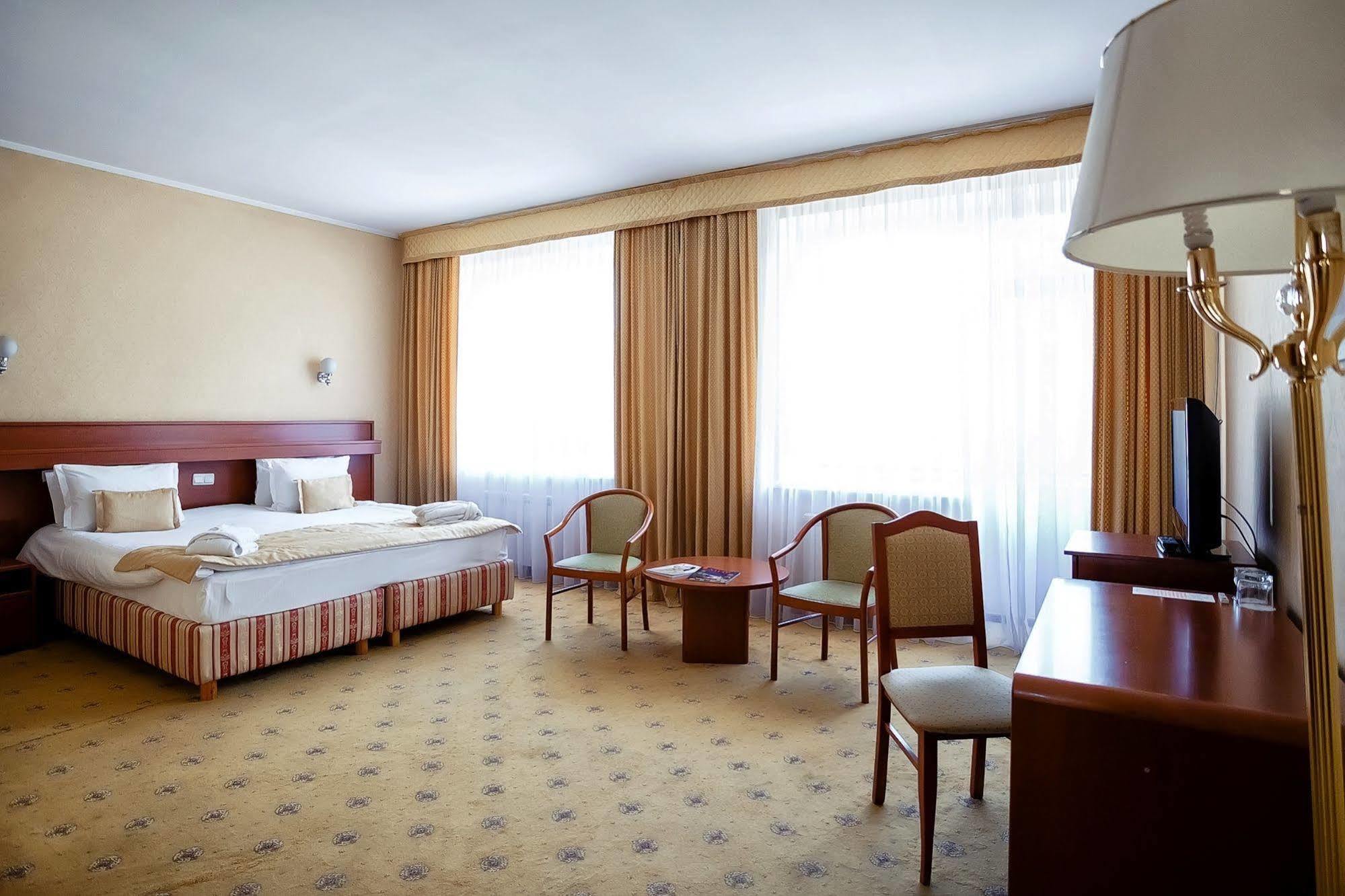 City Hotel Tien Shan Köktöbe Kültér fotó