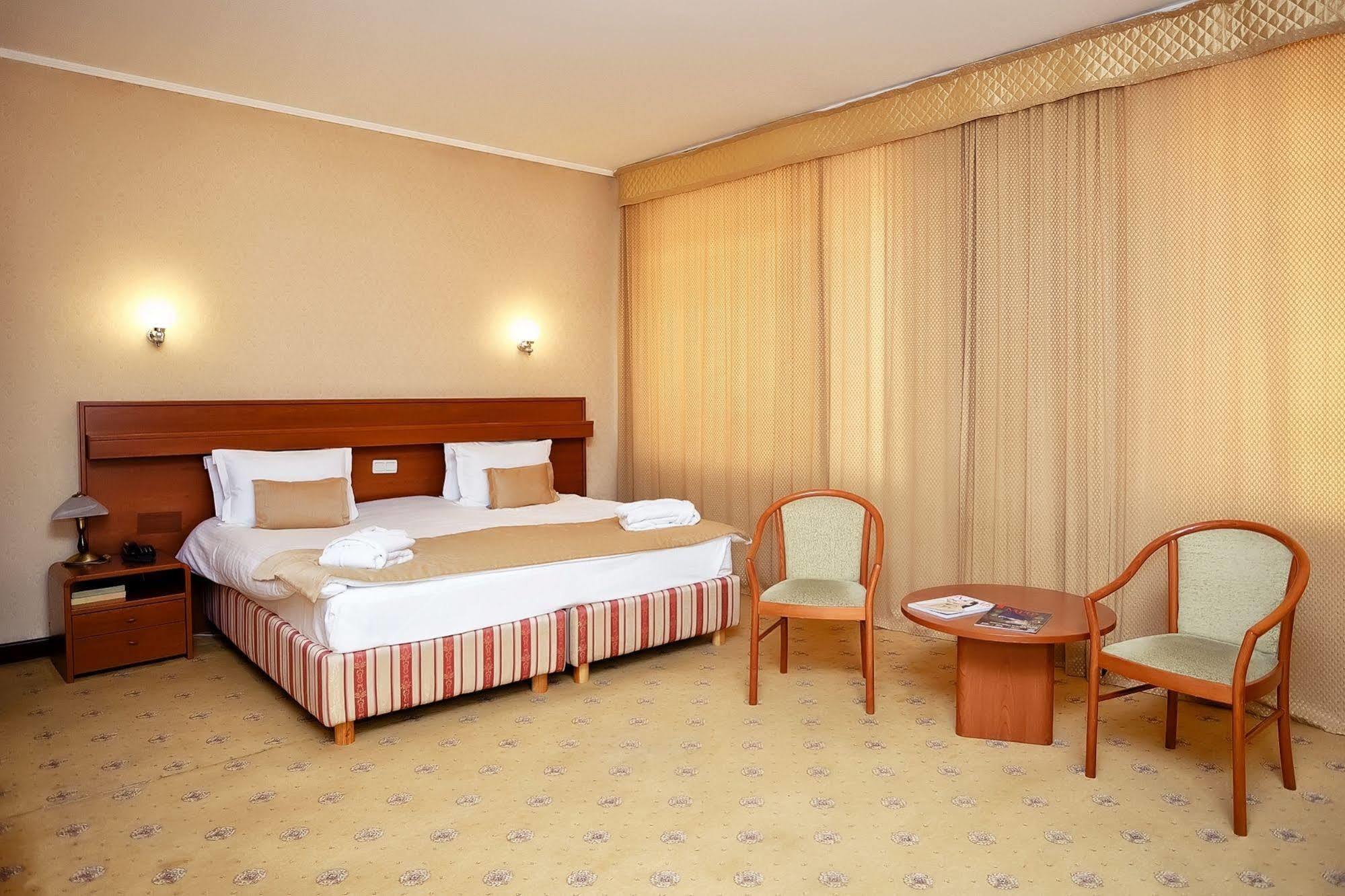 City Hotel Tien Shan Köktöbe Kültér fotó