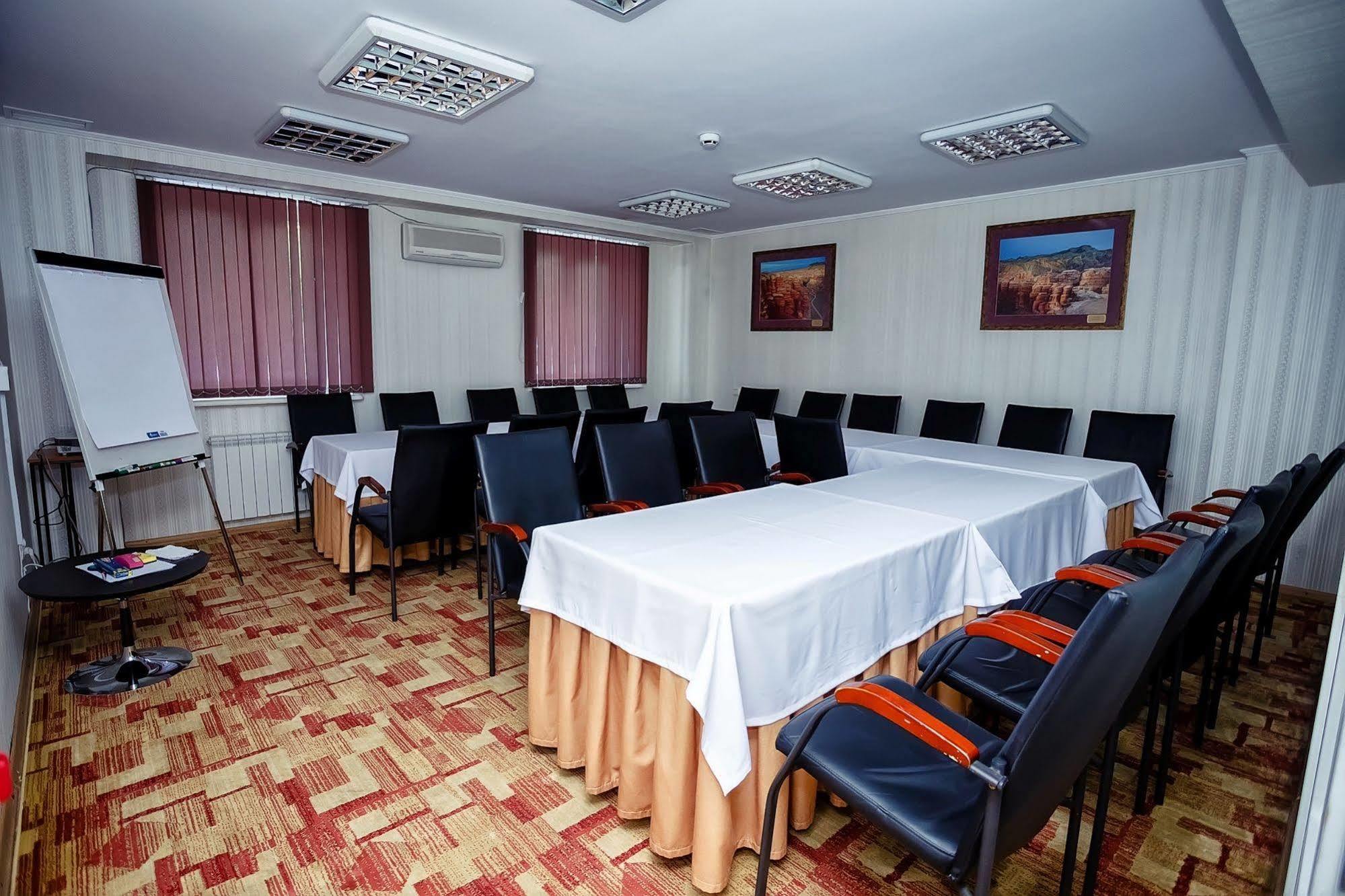 City Hotel Tien Shan Köktöbe Kültér fotó
